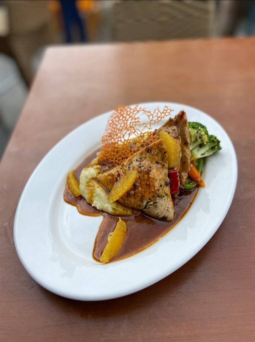 Grilled chicken with orange glaze, mash and broccoli