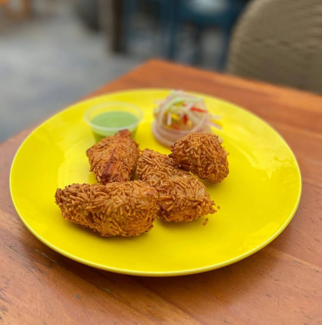 Crispy vermicelli-crusted starters with mint dip