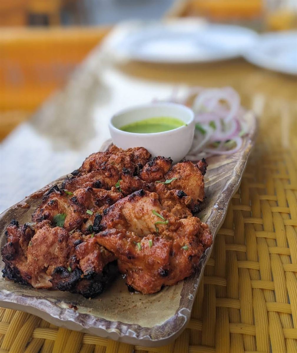 Tandoori chicken platter with mint chutney
